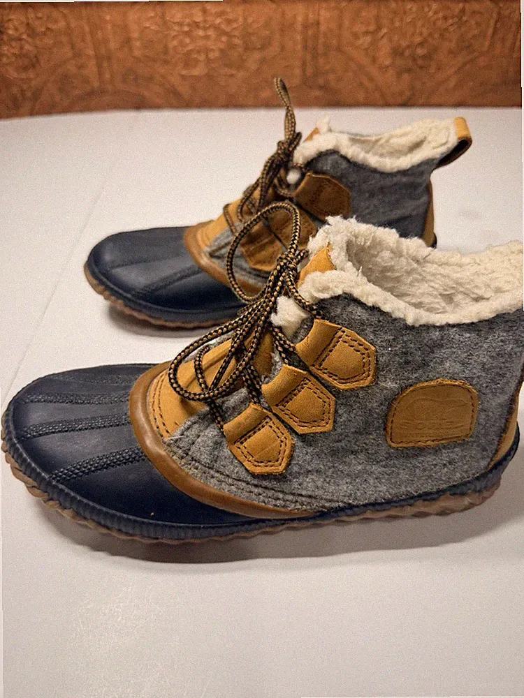 Sorel Out N About Duck Boots Womens 7 Gray Tan Nubuck Waterproof NL3150-052