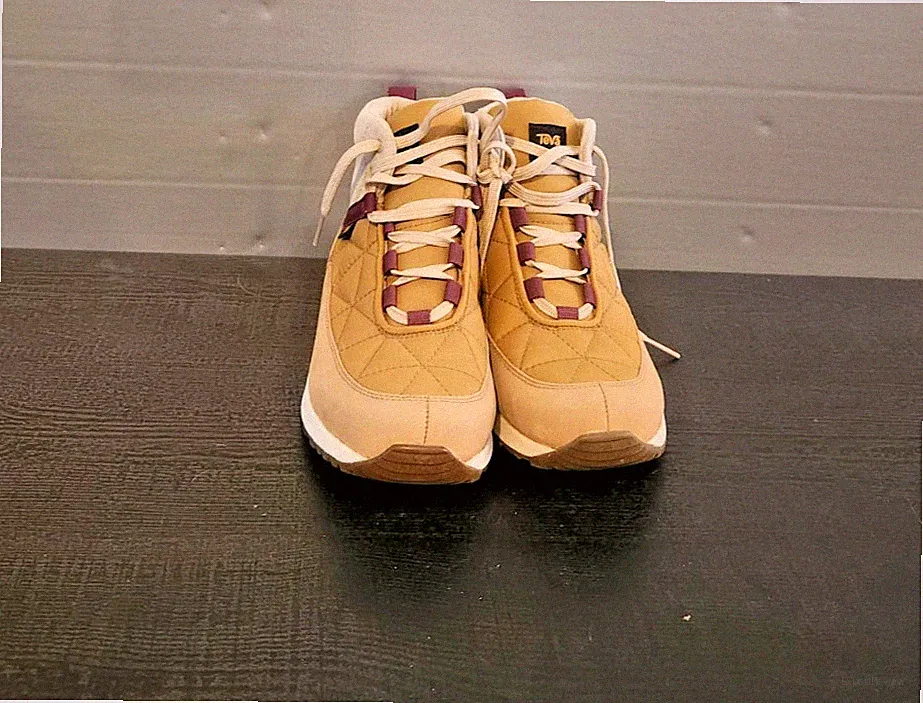 Teva Waterproof Hiking Boots Women’s Size 8 Tan Mid Ankle Trail Lace Up Outdoor