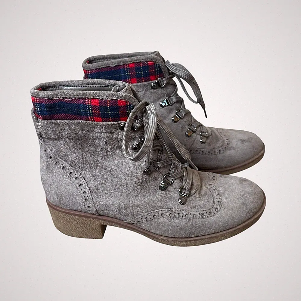 Tommy Hilfiger Women's Twyazi Suede Plaid Wingtip Ankle Boots Size 8.5M Vegan