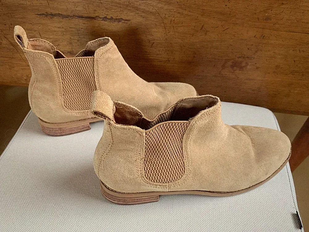 Toms “Ella” Suede Chelsea Boot Bootie in Toffee 7.5