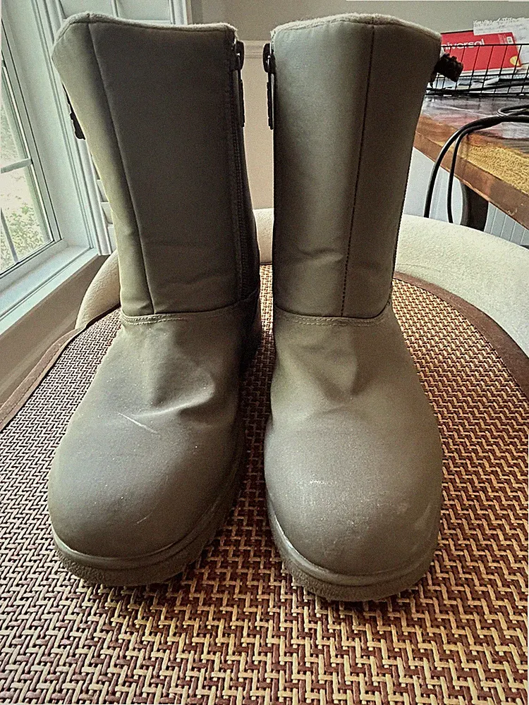 Totes Women’s Taupe All Weather Boots. Size 7