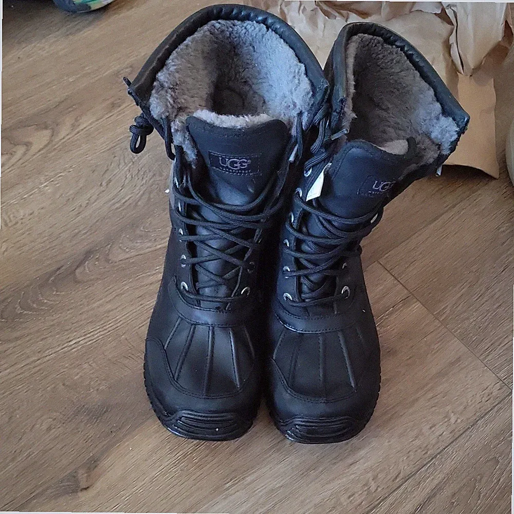 UGG Black Leather Mid-Calf Snow Boots for Men Fur Lined Lace Up Round Toe