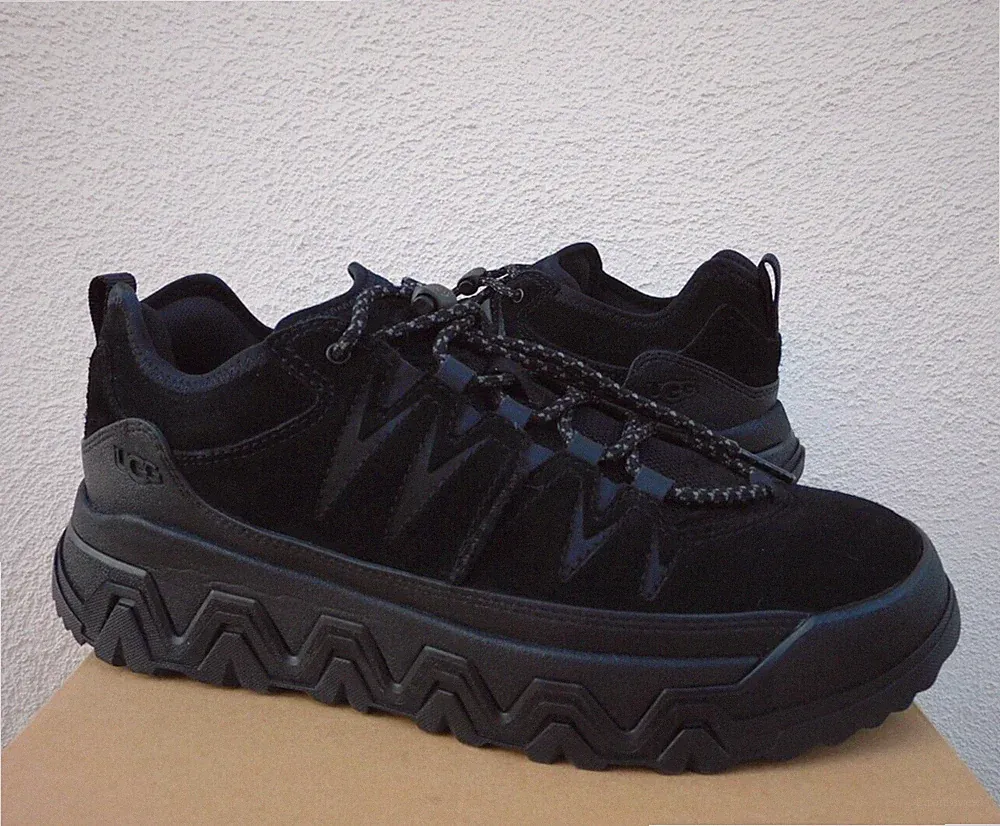 UGG CAPTRAIL LOW BLACK WATERPROOF SUEDE SHOES SNEAKERS, MEN US 9.5/ EUR 42.5 NEW