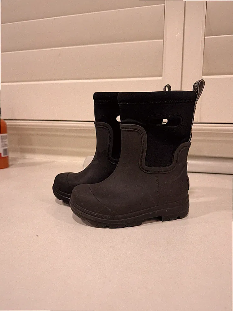 UGG Droplet Kids Toddler Size 9 Black Waterproof Rain Boots Open Box