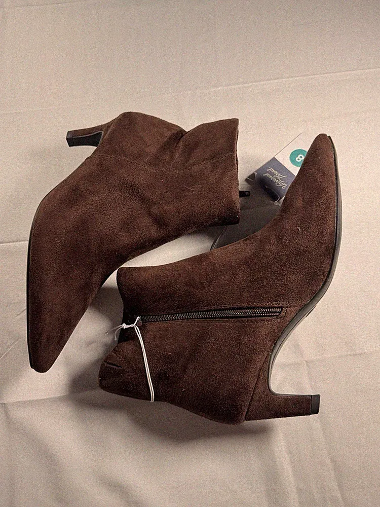 Universal Thread Taylor Kitten Heel Ankle Boots with Zipper size 8 - Brown - NEW