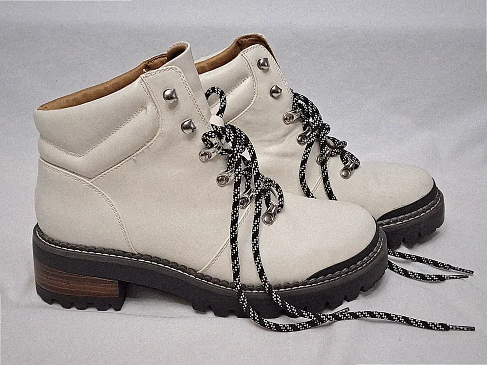 Universal Thread Women's White Lace-Up Winter Hiking Boots, Size 9.5 1" Heel