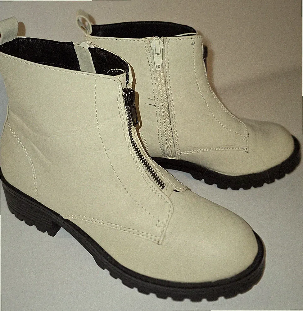 Universal Threads Ivory Bootie Style Winter Boots Sz 6M Hiking Outdoors Mountain