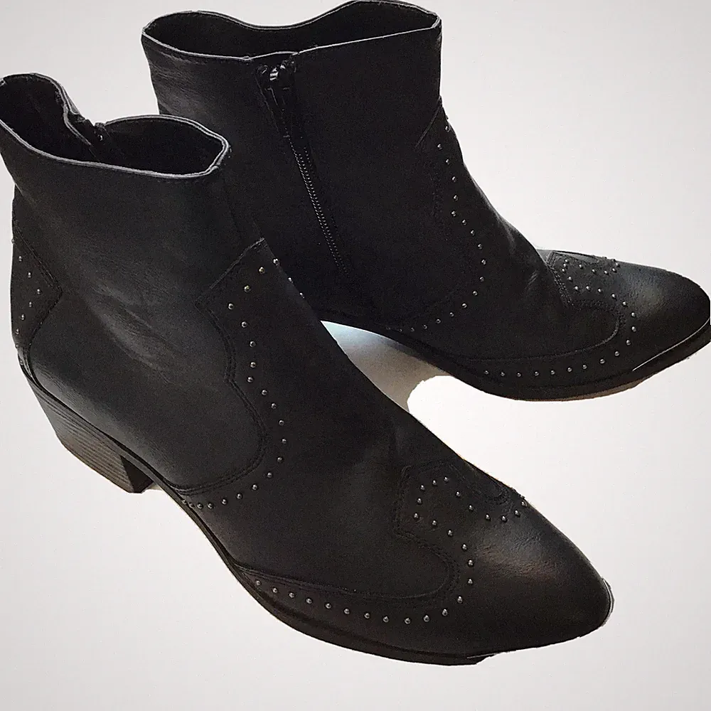 Vineyard Vines Women Boots 10 Black Studs Zipper Man Made Material Block Heels