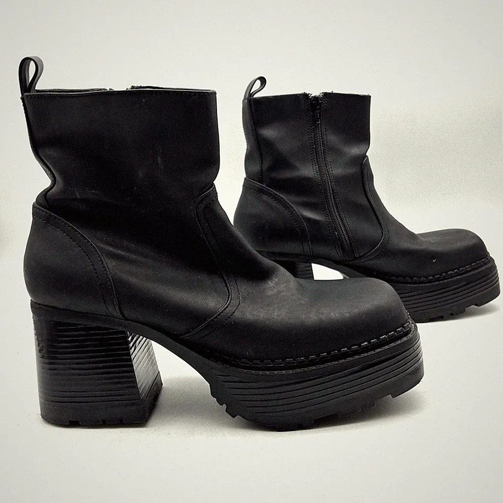 Vintage 90s Y2K Lower East Side Black Faux Leather Block Heel Square Toe Boot 11