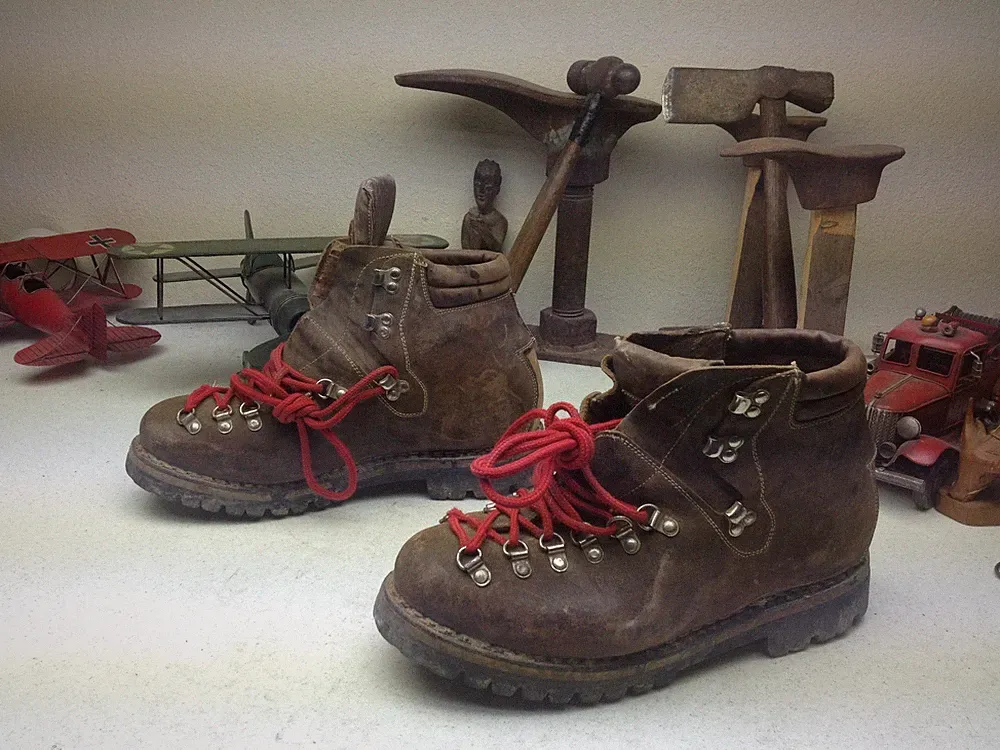 VINTAGE BROWN DISTRESSED LACE UP MOUNTAINEER TRAIL BOSS BOOTS 8.5-9.5 M/W