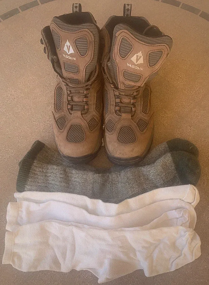 Vintage Vasque Mountaineering Hiking Boots Mens 11.5 Gortex Leather 3 Pair Socks