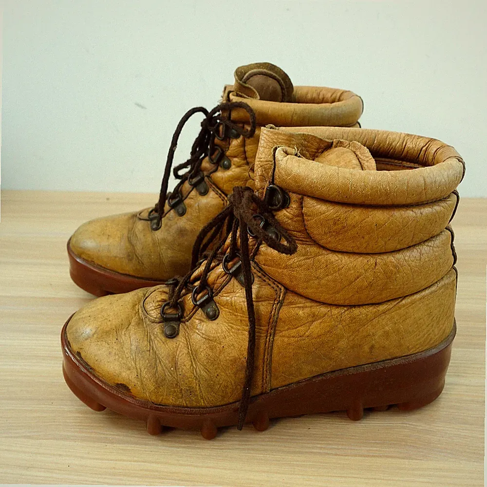 Vintage Women Mountain Hiking Boots 7.5 D Golden Brown Trekking Performance Grip