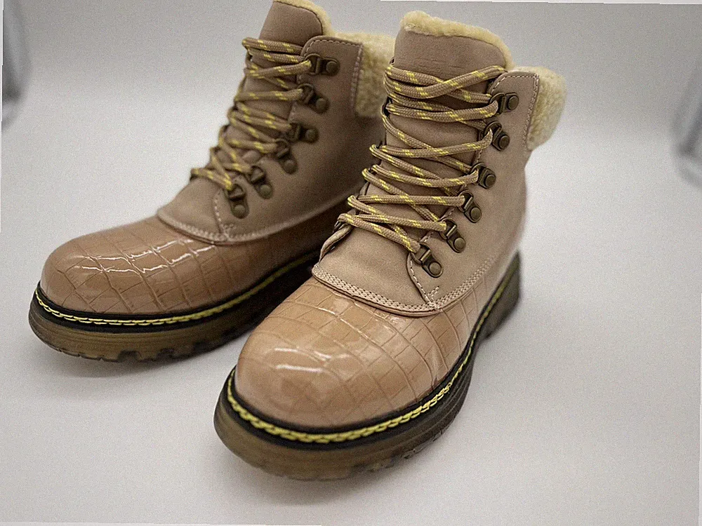 Waterproof Laced Women’s Hiking Boots 1.5” Nonslip Sole Shearling Lined Sz 7