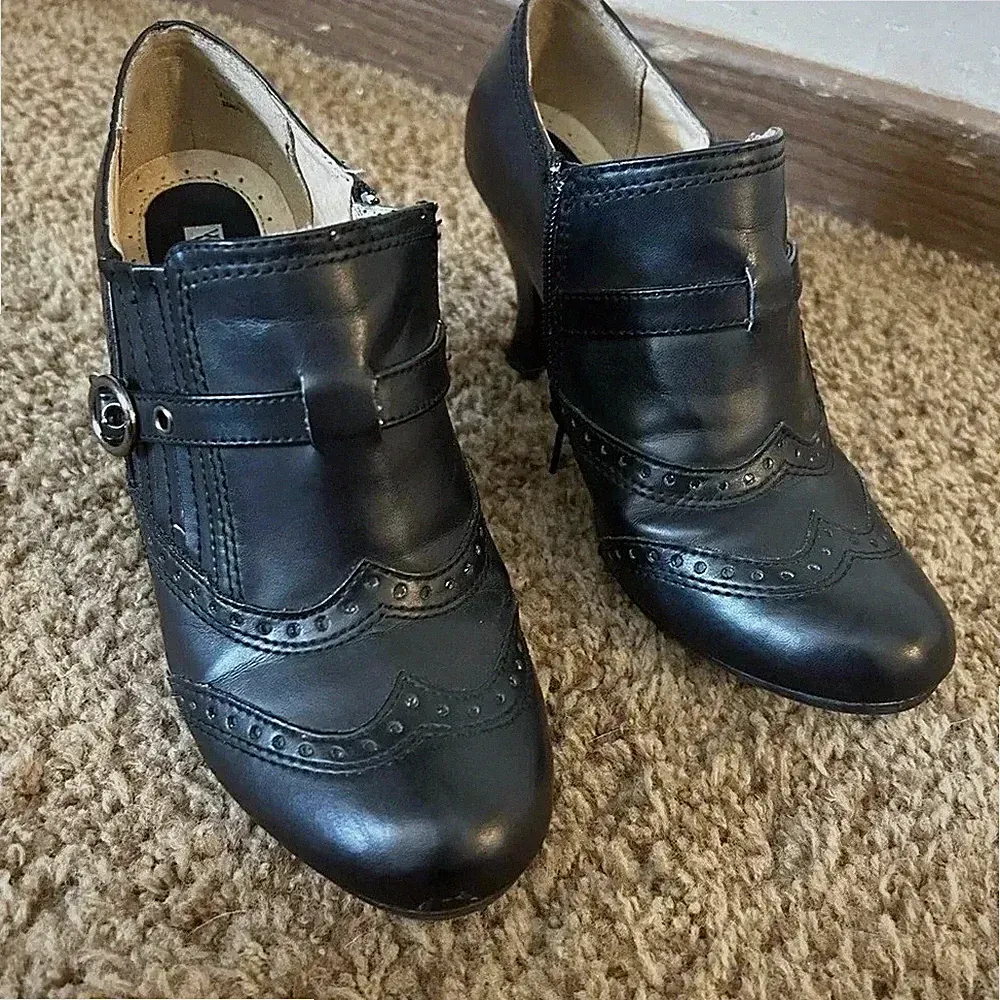 White Mountain Black Wingtip Brogue Ankle Booties Heel W36632 LADY Size 6.5 M