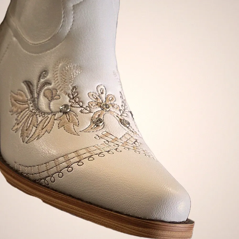 White Western Equestrian Boots with Floral Embroidery