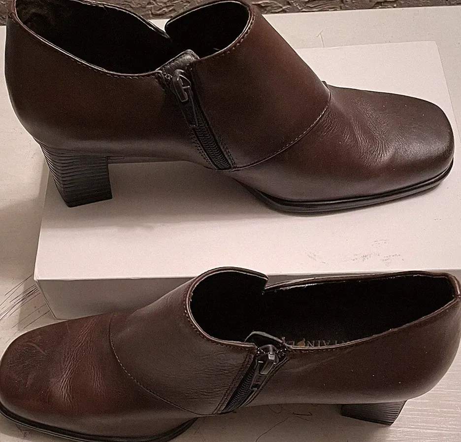 Women 8.5 Brown Leather Ankle Bootie Zip Closure 2 1/2” Heel Mountain Lake Comfy