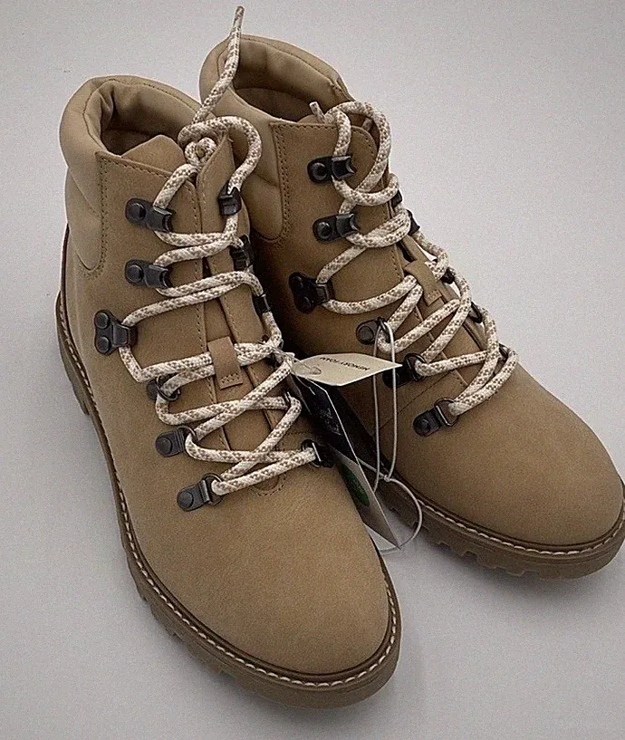Women's 8.5 Universal Thread Tully Lace-Up Tan Hiking Boots Lug Soles New In box