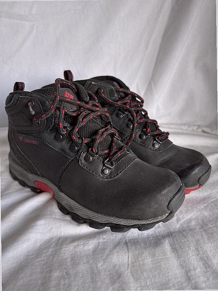 Women’s Columbia Hiking Boots Size 5 Black Red Laces BY2952-010