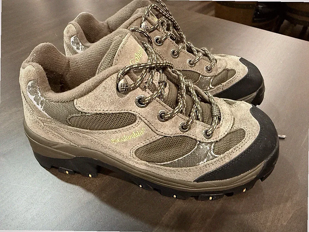 Women’s Columbia Low Top Hiking Boots Size 8 ￼