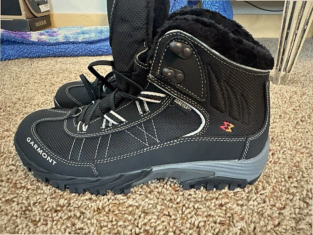 Women’s Garmont Momentum Mod Snow Goretex Hiking Boots- 42.5/10.5