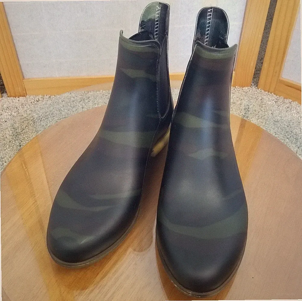 Women's J. Crew Rubber Chelsea Boots Size 8 Rain Snow Pull-On Camo Equestrian