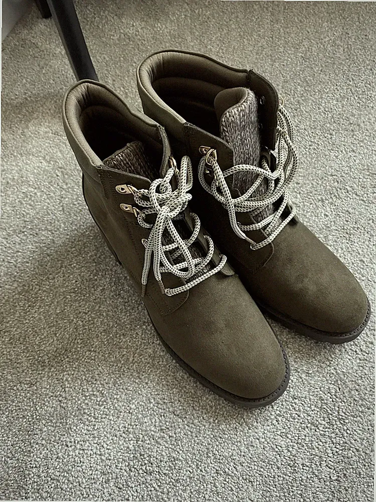 Women’s Size 9 medium ankle Hiking Boots Olive Green Maurice