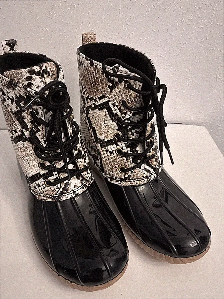 Women's Snakeskin Rain Boots Size 9 Black Glossy Snow