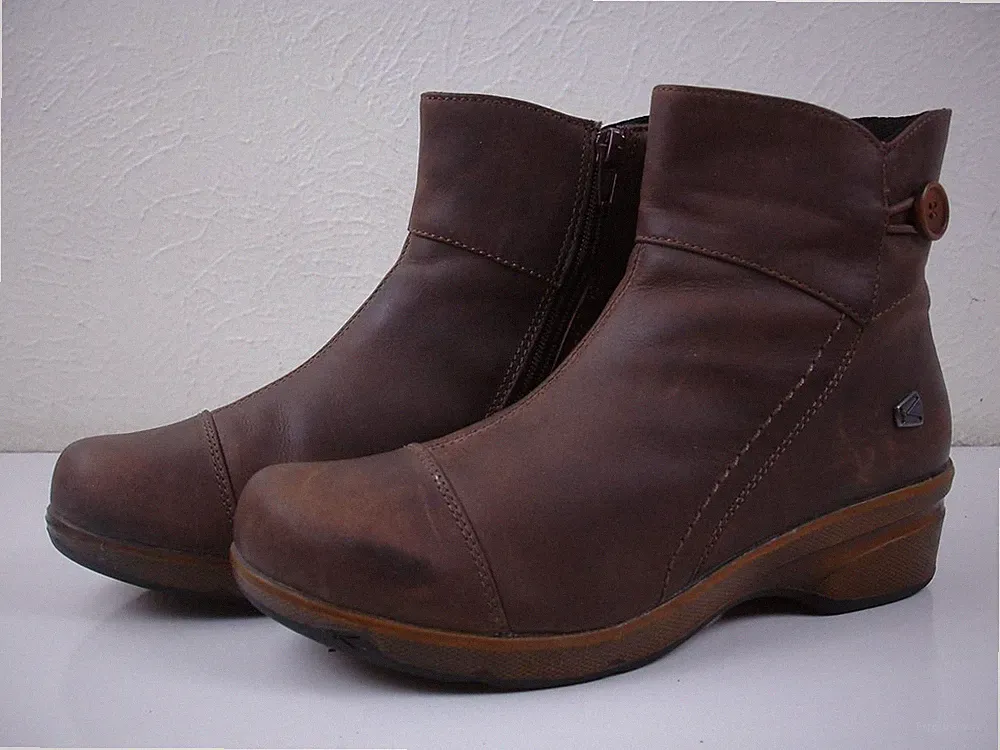 Women's sz 8 M Keen Mora Button Brown Leather Ankle Boots Side Zip Cap-Toe Wedge