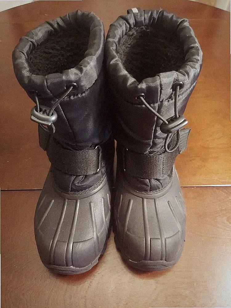 Yeerovan Unisex Black Snow Boots Size 2.5 Big Kid Waterproof Insulated - USED
